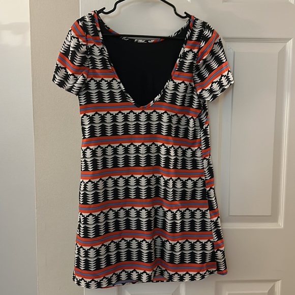 Francesca’s short sleeve pattern mini with low back - Picture 3 of 3
